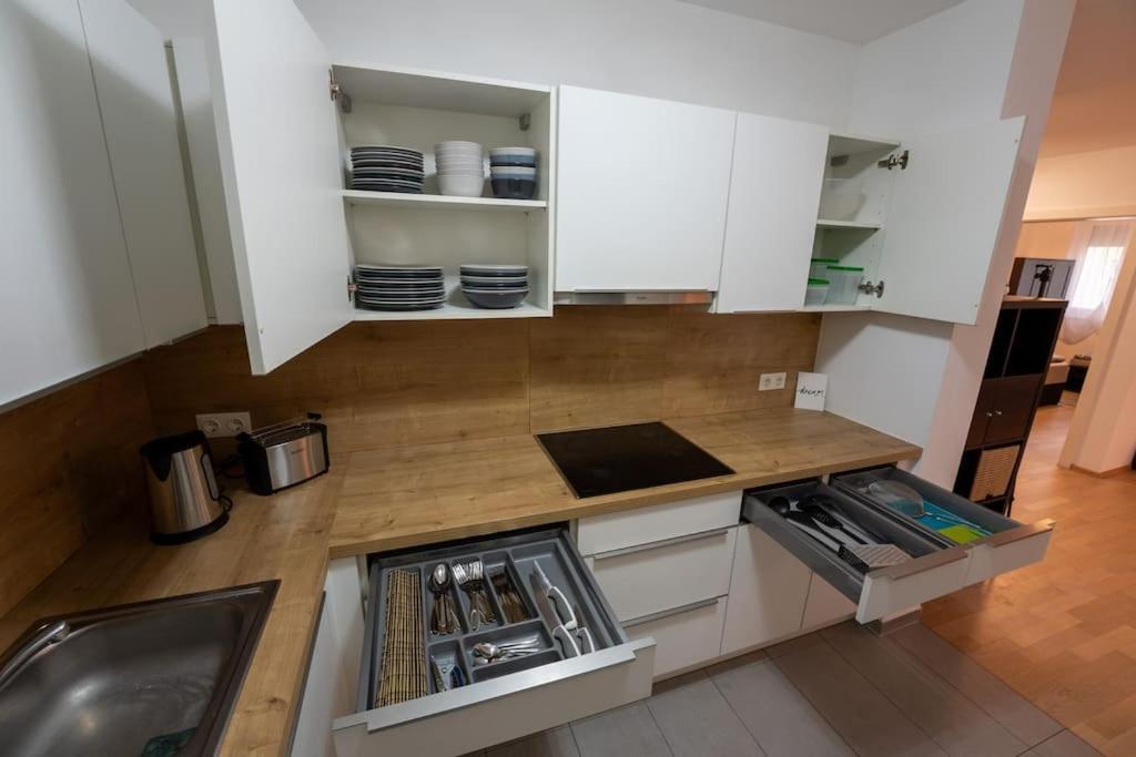 Huge Flat With Terrace & Parking And 3 Bed * Vienna