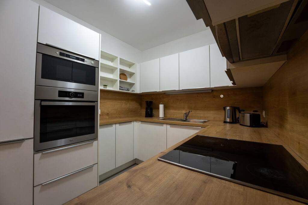 Apartment Huge Flat With Terrace & Parking And 3 Bed *