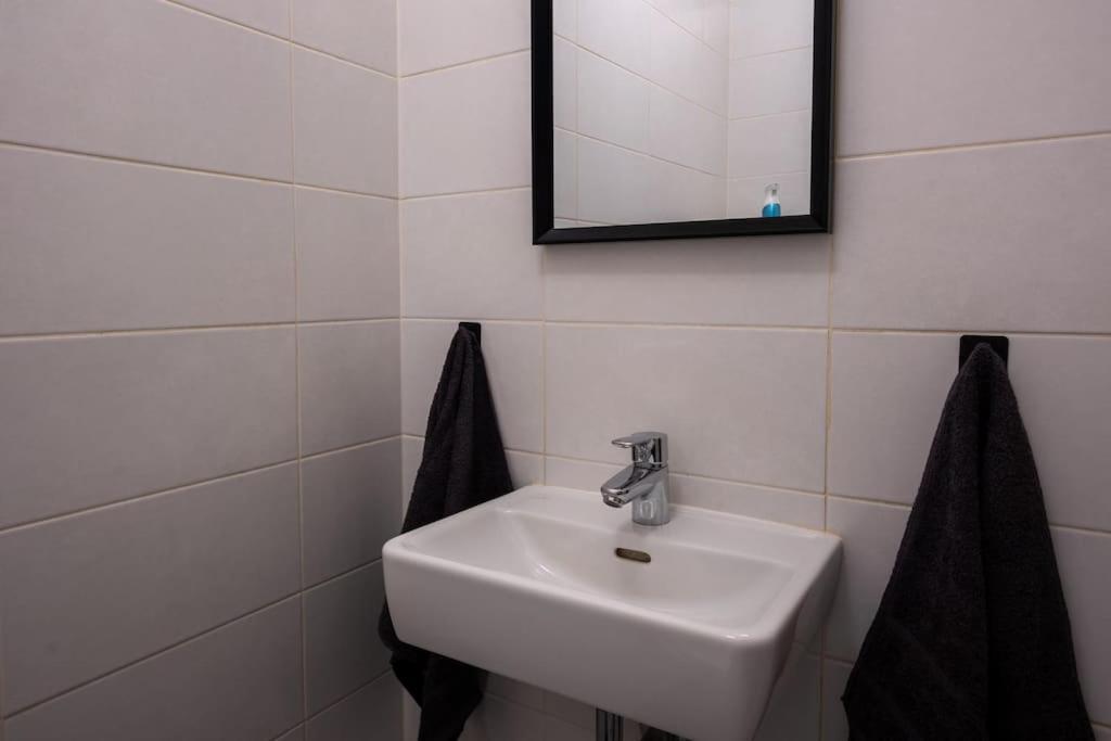 Huge Flat With Terrace & Parking And 3 Bed *