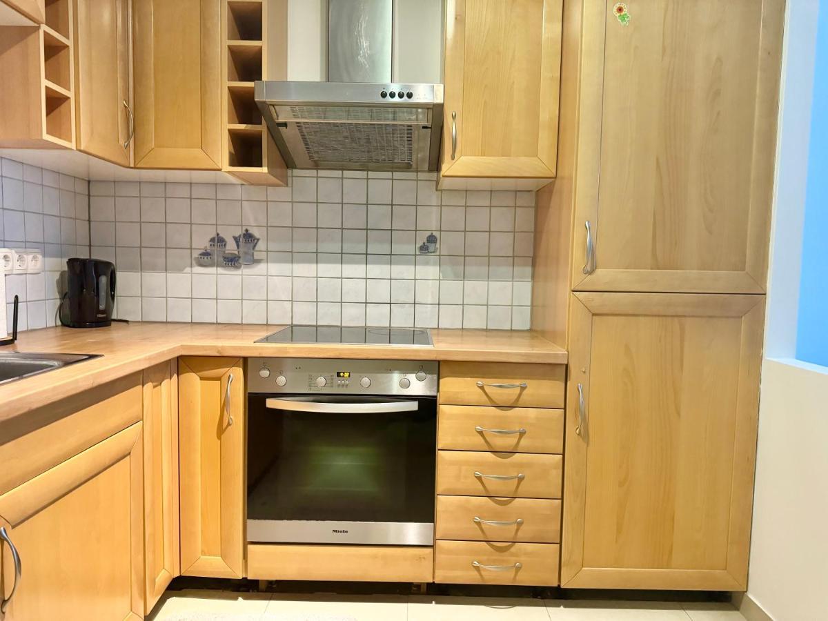 90 M2 Maisonette With Free Parking Apartment *