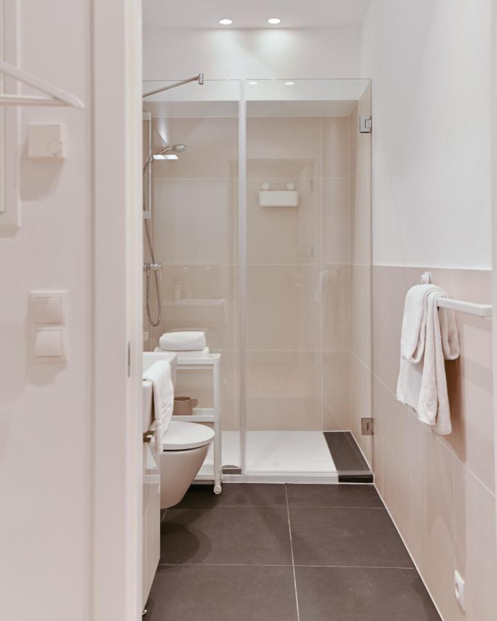 Stylish & Modern - Private Garden & Free Parking Apartment *