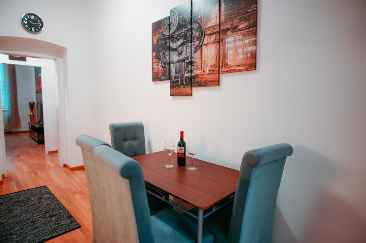 Apartment 4 *