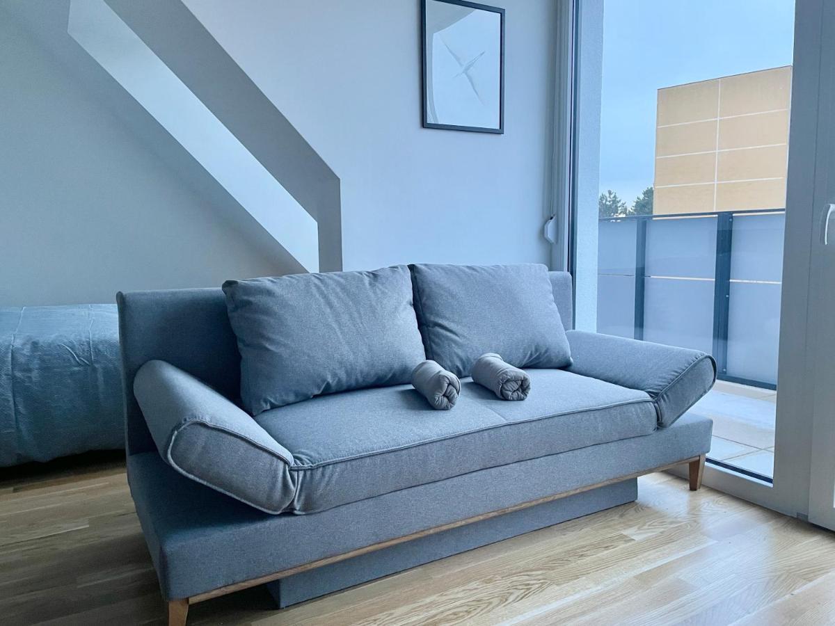 Modern Rooftop With Balcony - Free Parking Apartment *