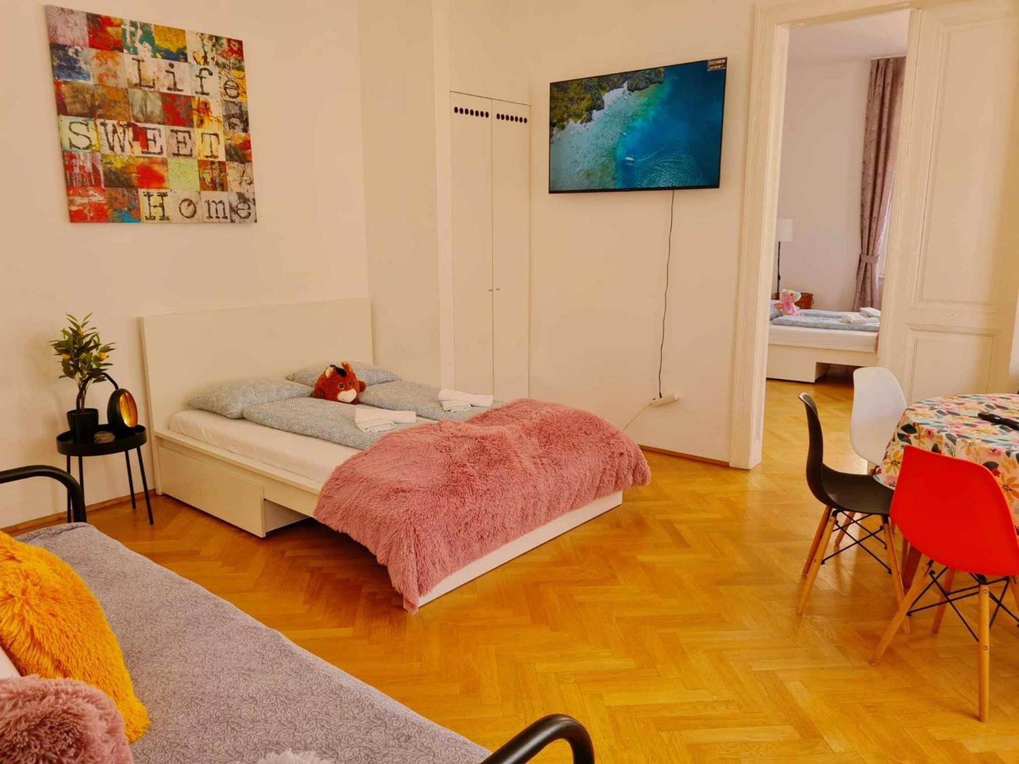 And Round 3 Minutes To Shopping Center And Schoenbrunn Palace *
