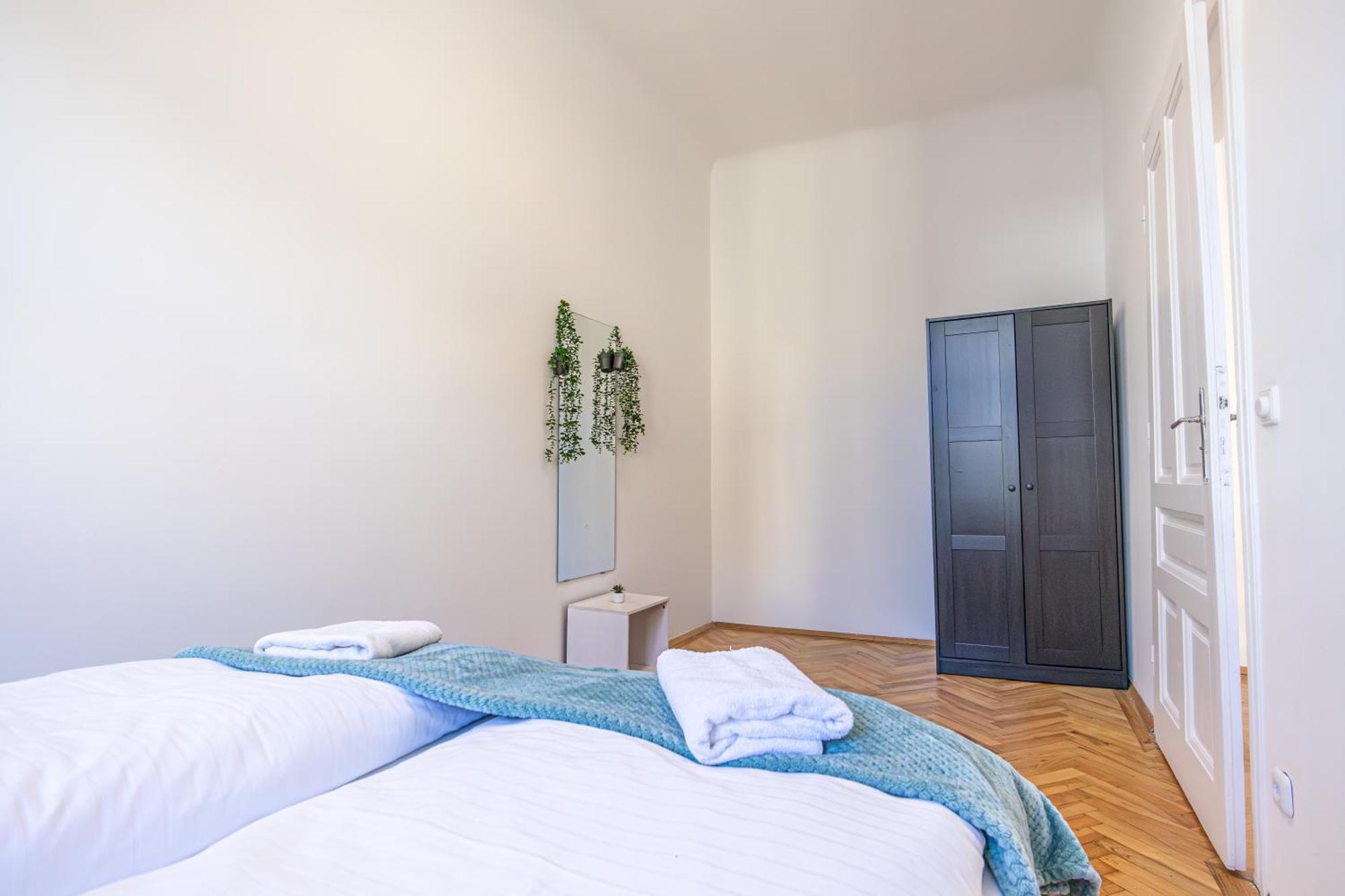 Chic: Spacious 2 Bedroom Hideaway With Local Flair Apartment *