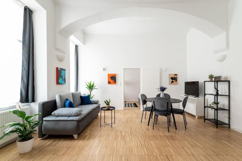 Spacious 2br Near Attractions By Hm *