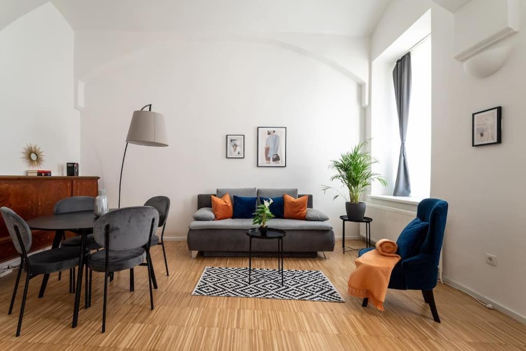 Pristine 1br Steps From By Hm Apartment Vienna