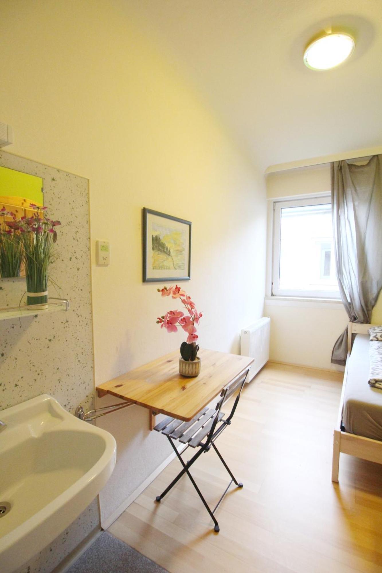 Single In Hutteldorfer Strasse Area Homestay *