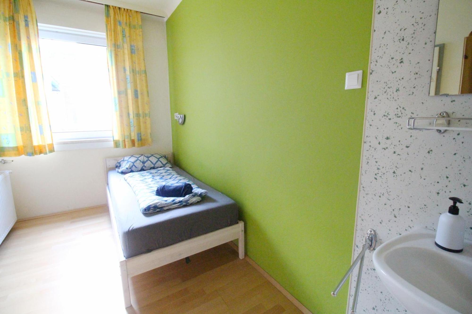 Homestay Single In Hutteldorfer Strasse Area