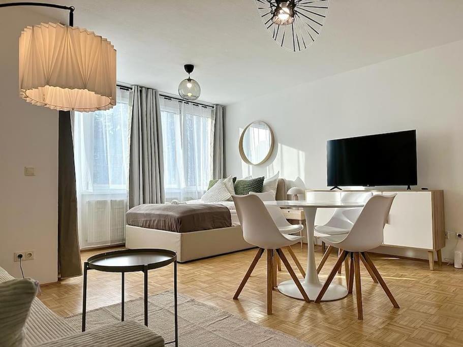 Chic - Quiet Area - Next To Hospital Apartment *