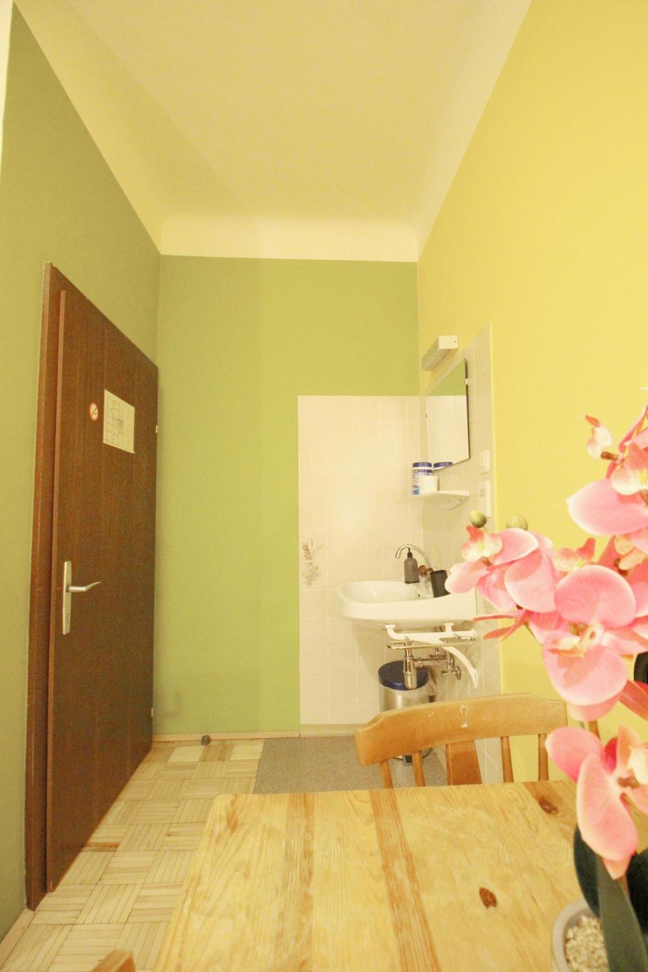 Double In Hutteldorfer Strasse Area *