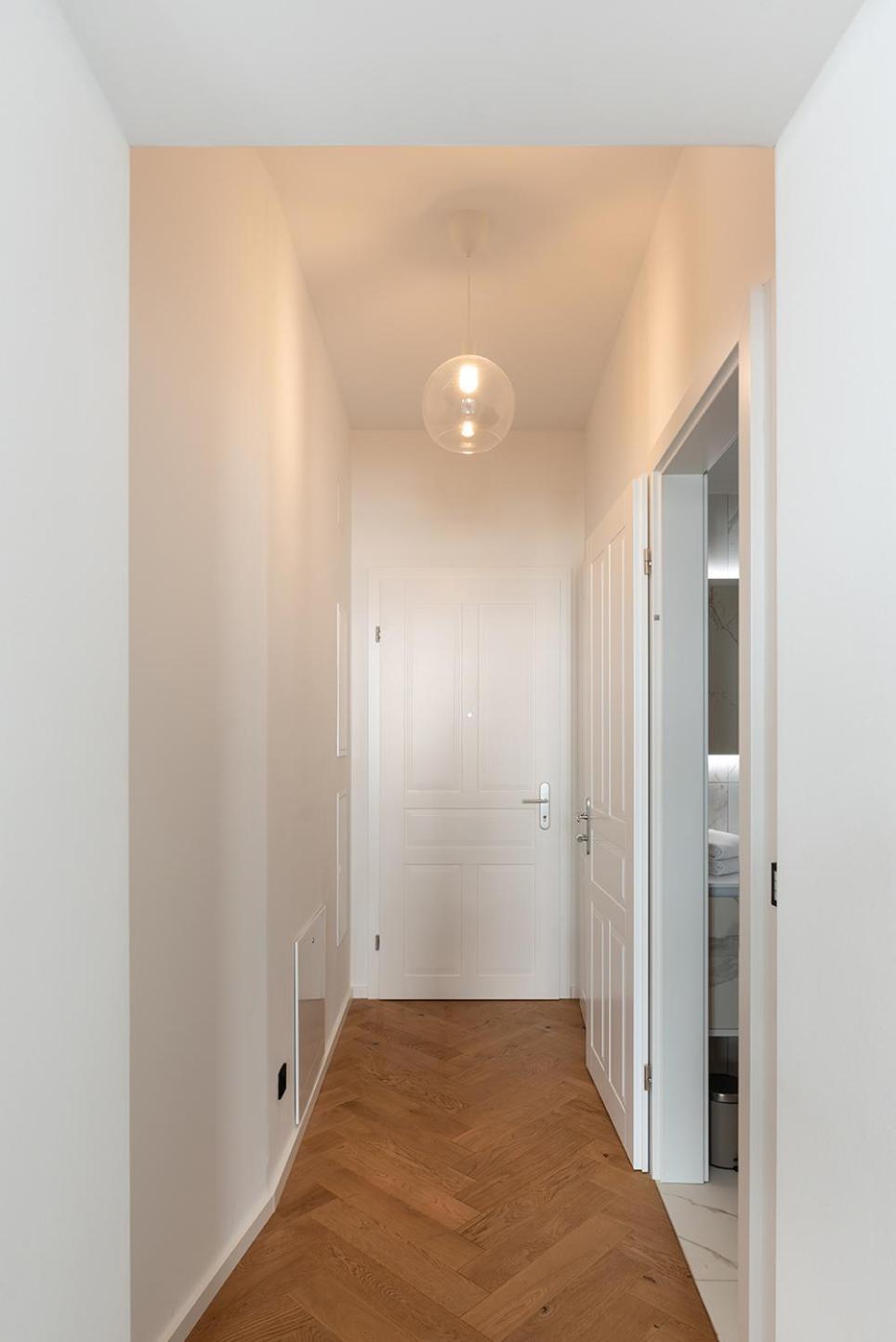 Modern Wohnen Im Renovierten Stil-altbau *