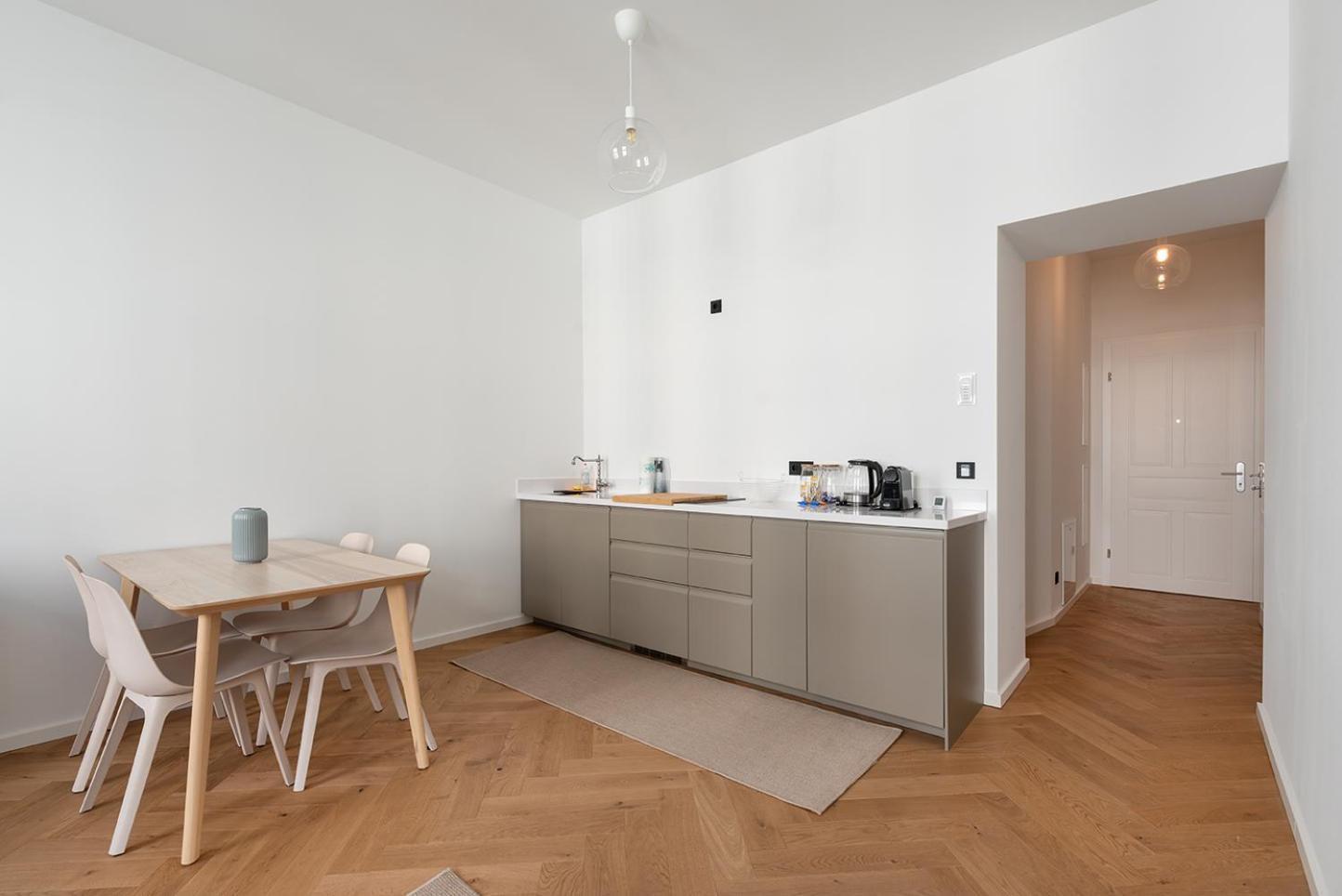 Modern Wohnen Im Renovierten Stil-altbau *