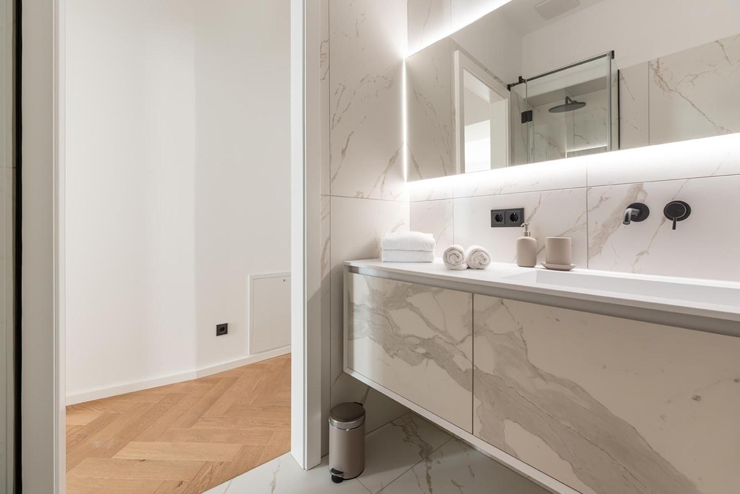 Modern Wohnen Im Renovierten Stil-altbau * Vienna