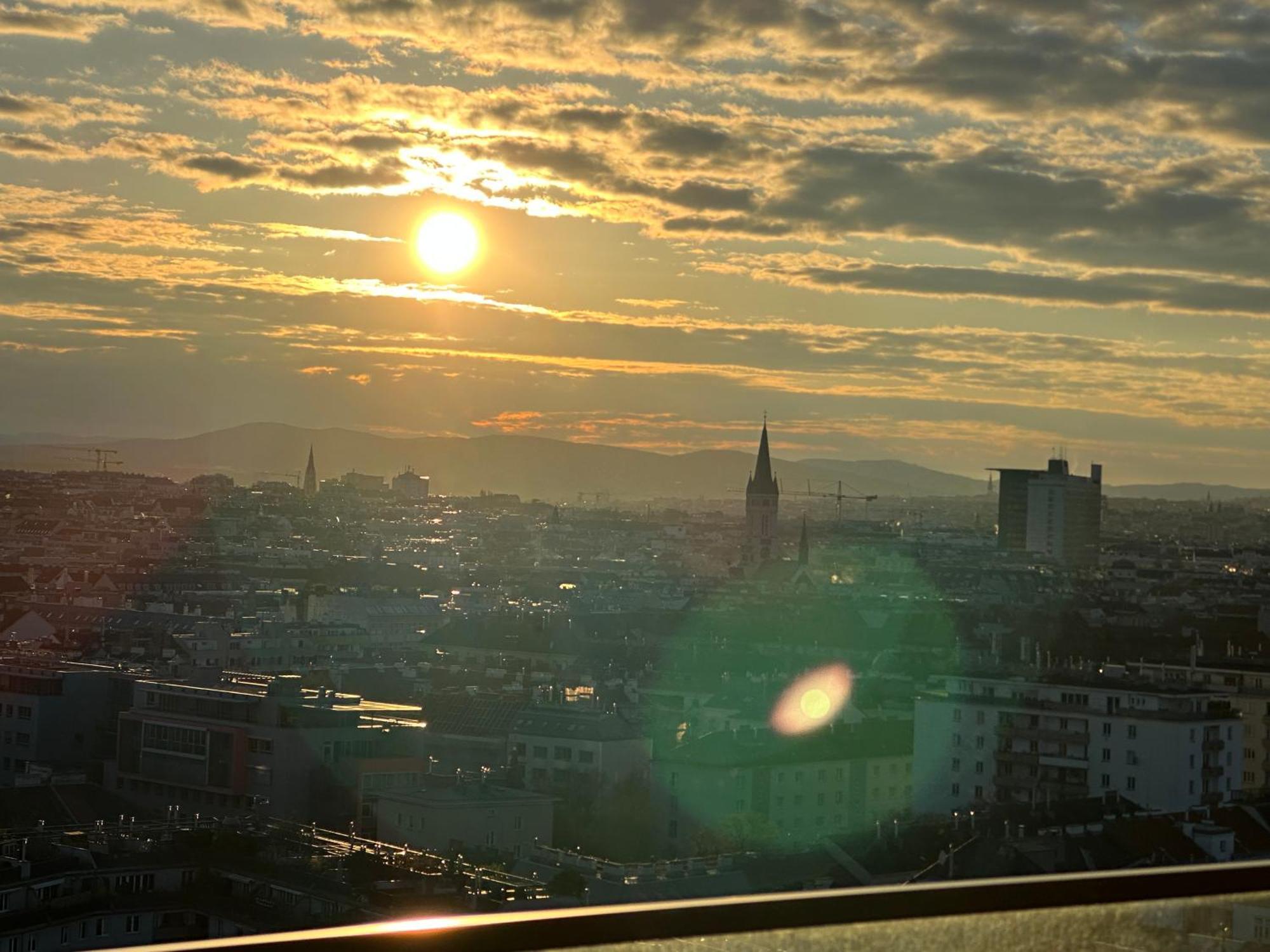 Panorama Sky I Rooftop Pool I Metro Station Apartment Vienna