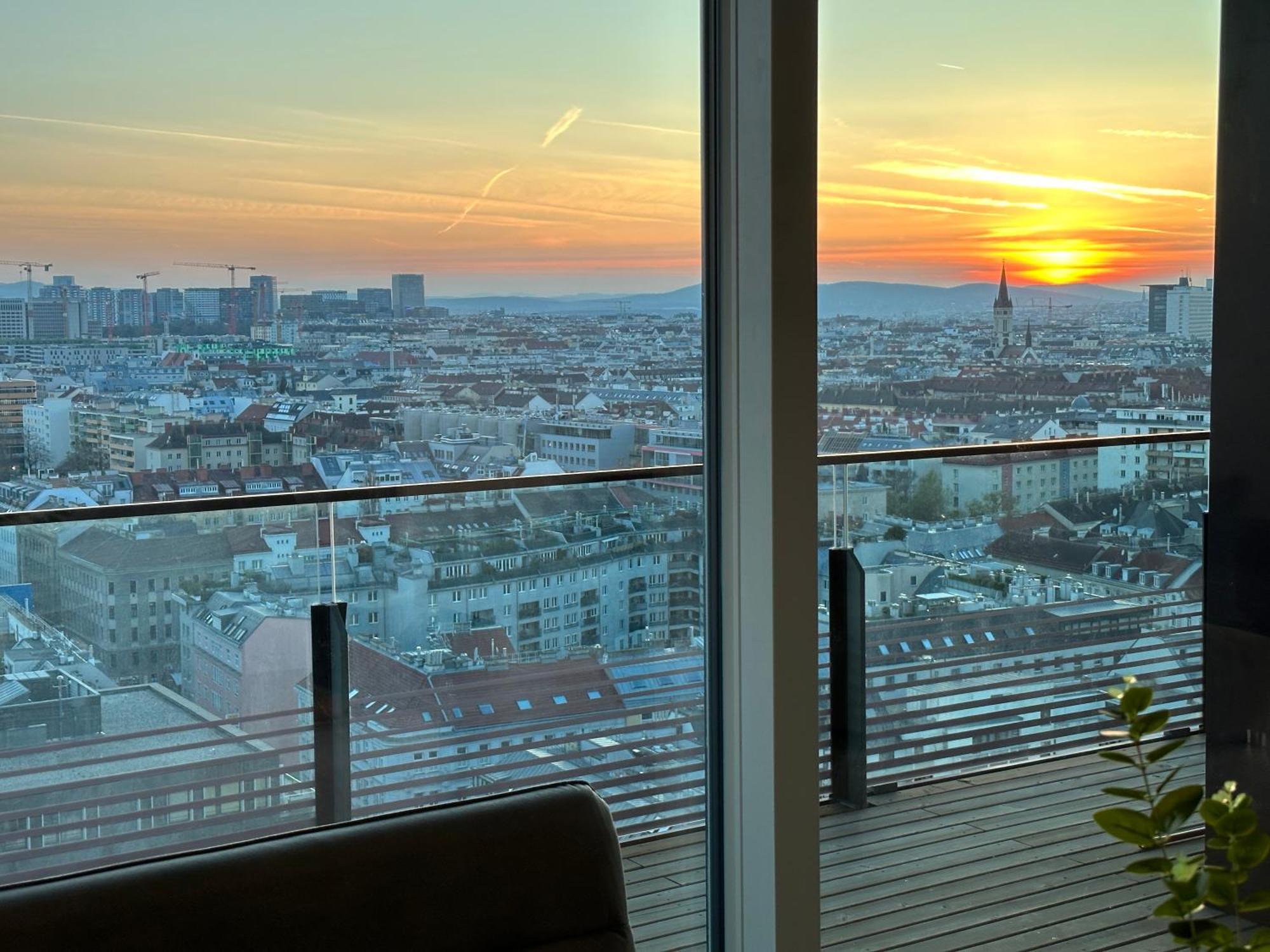Panorama Sky I Rooftop Pool I Metro Station Apartment *