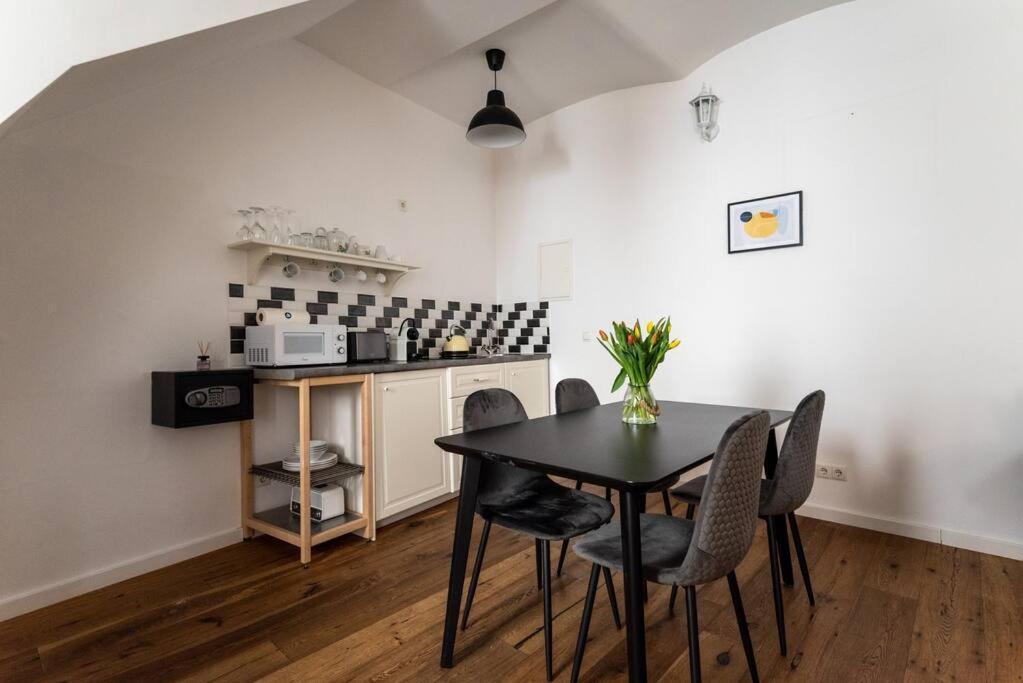 Apartment Neat 1br Duplex By Metro And Center By Hm *