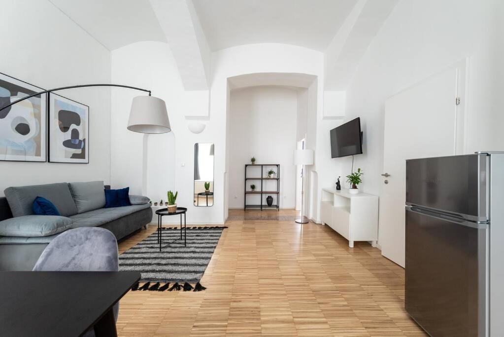 Apartment Family 2br Oasis Steps From By Hm