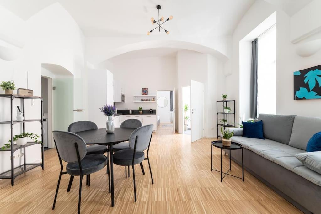 Apartment Spacious 2br Near Attractions By Hm *