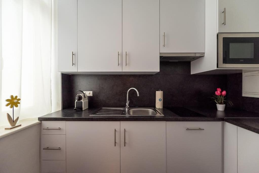 Pristine 1br Steps From By Hm * Vienna