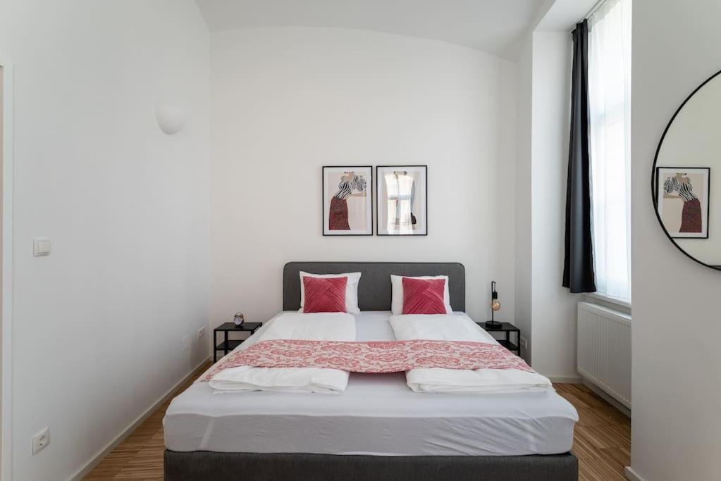 Spacious 2br Near Attractions By Hm