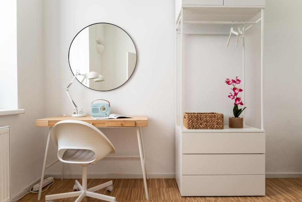 Pristine 1br Steps From By Hm *