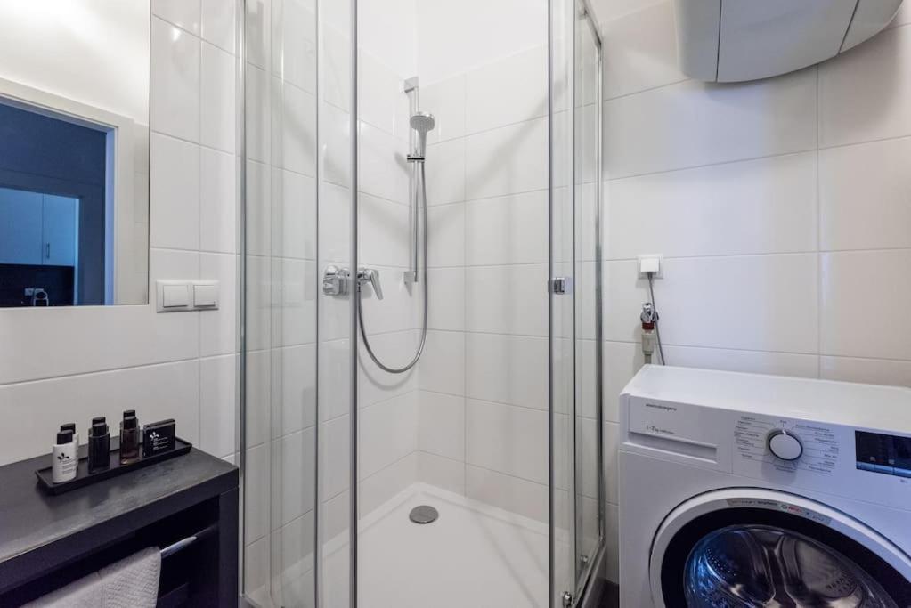 Apartment Pristine 1br Steps From By Hm
