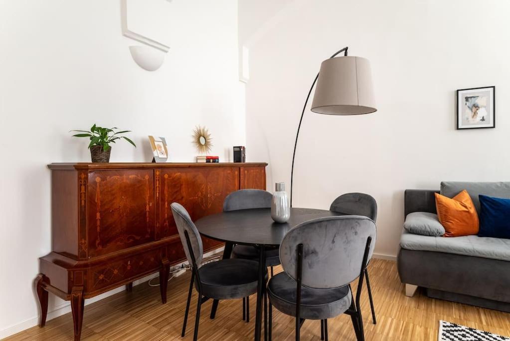 Pristine 1br Steps From By Hm Vienna