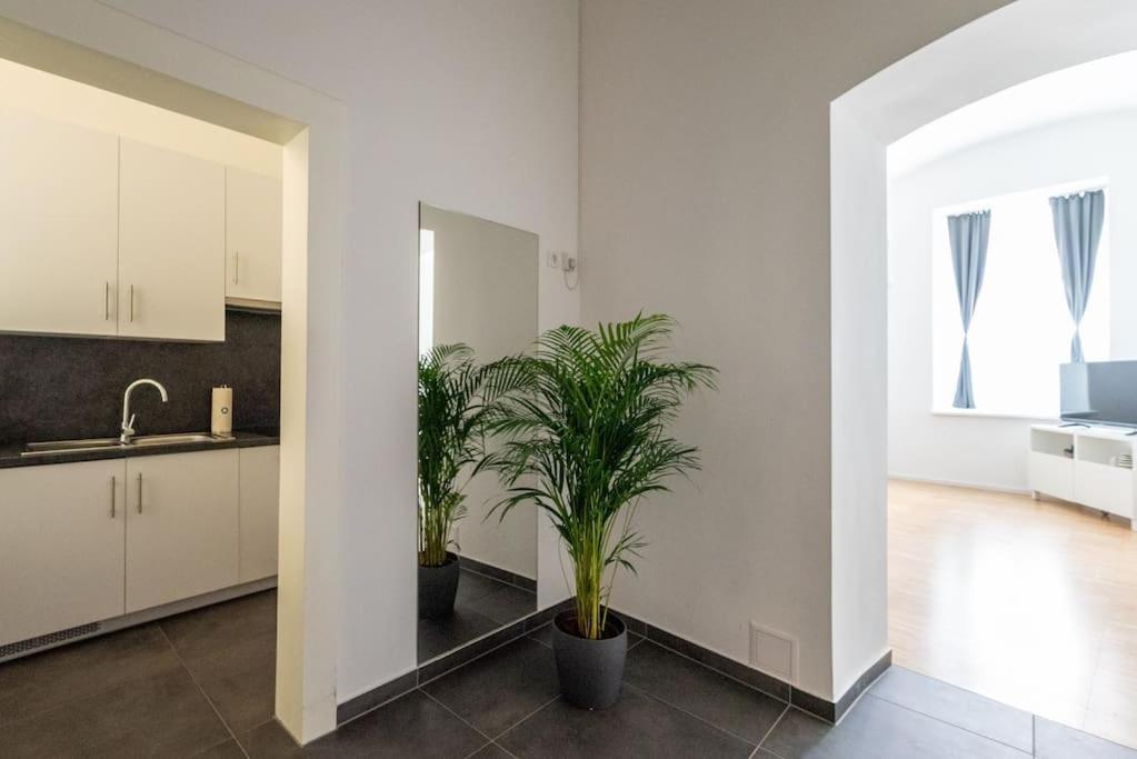 Pristine 1br Steps From By Hm Apartment *