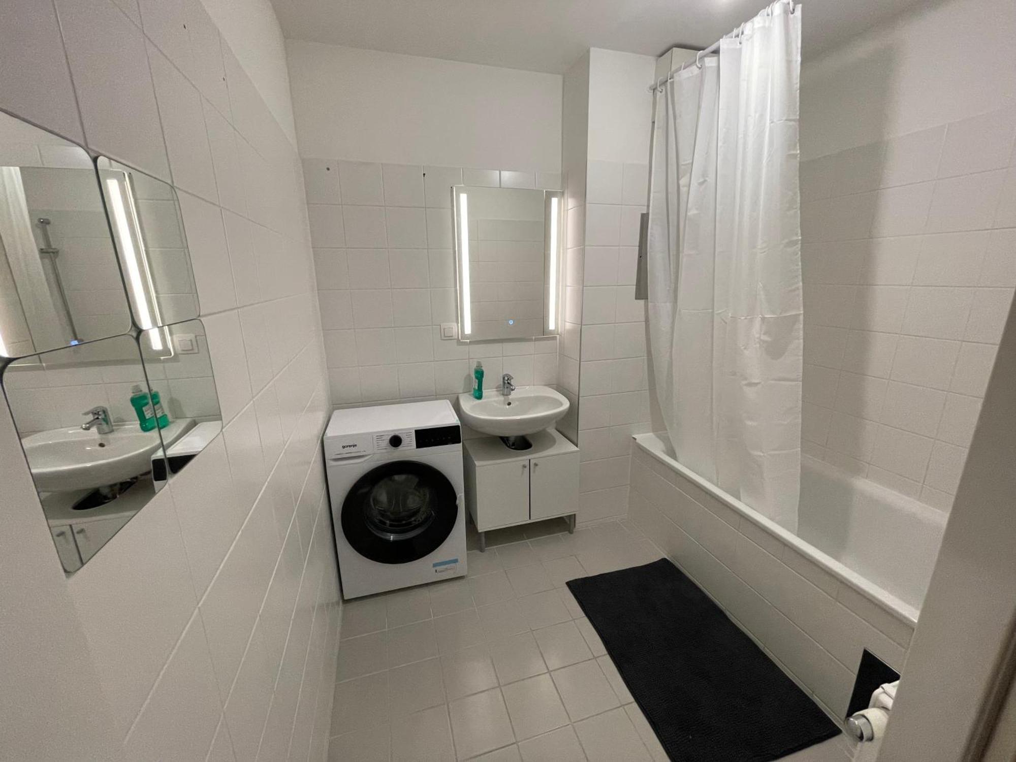 Spacious 1br With Balcony Above Citygate Shopping Complex With Metro Access * Viena