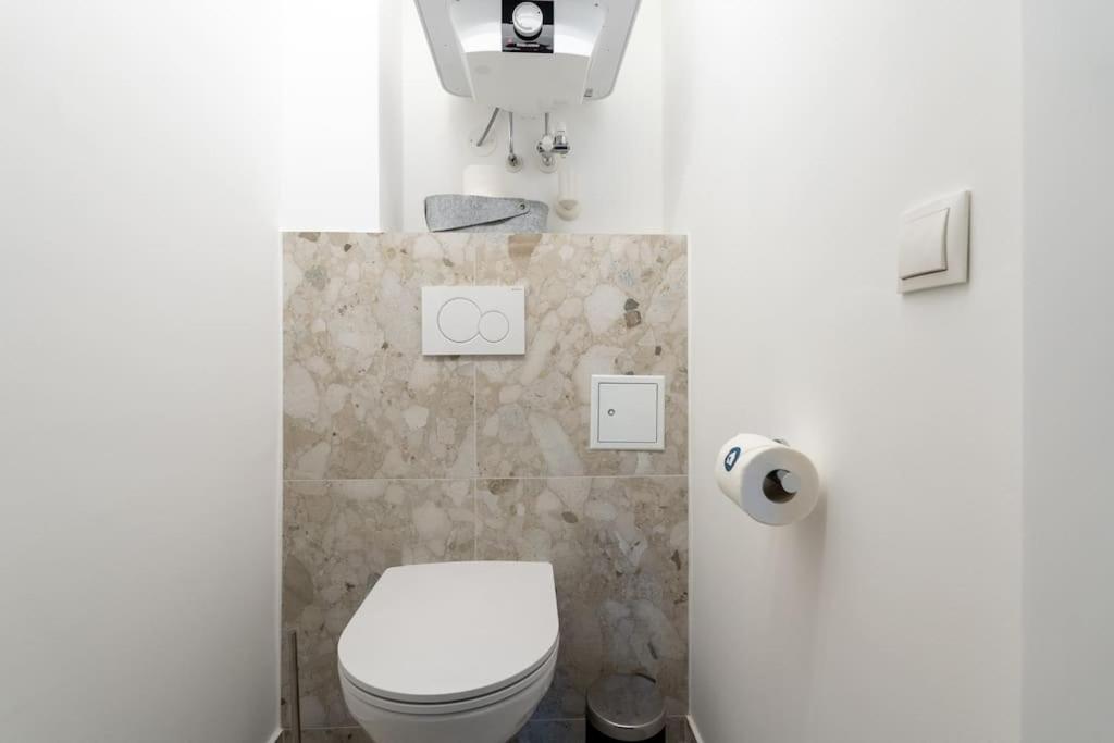 Elegant 1br Suite, Close By Hm Apartment *