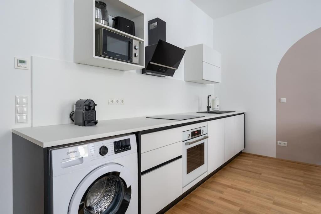 Elegant 1br Suite, Close By Hm
