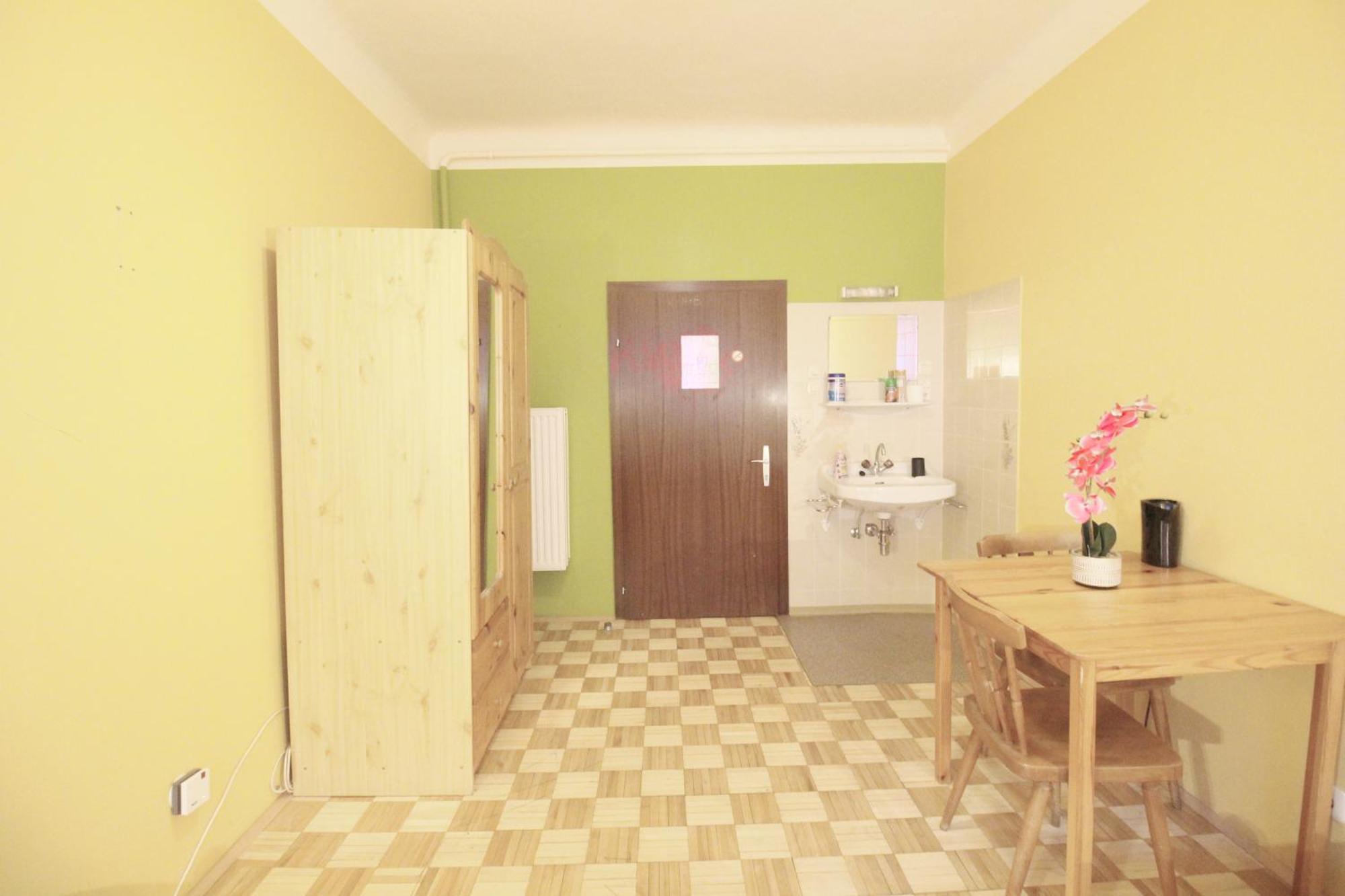 Homestay Double In Hutteldorfer Strasse Area Vienna