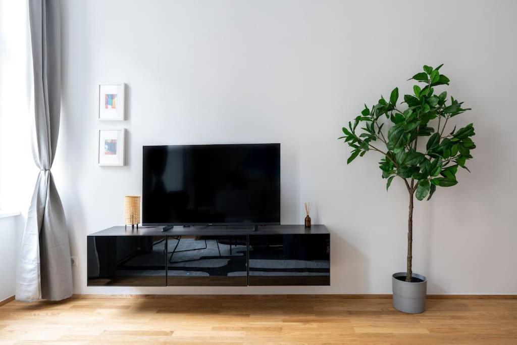 Pristine 1br Suite, Quick To By Hm Apartment *