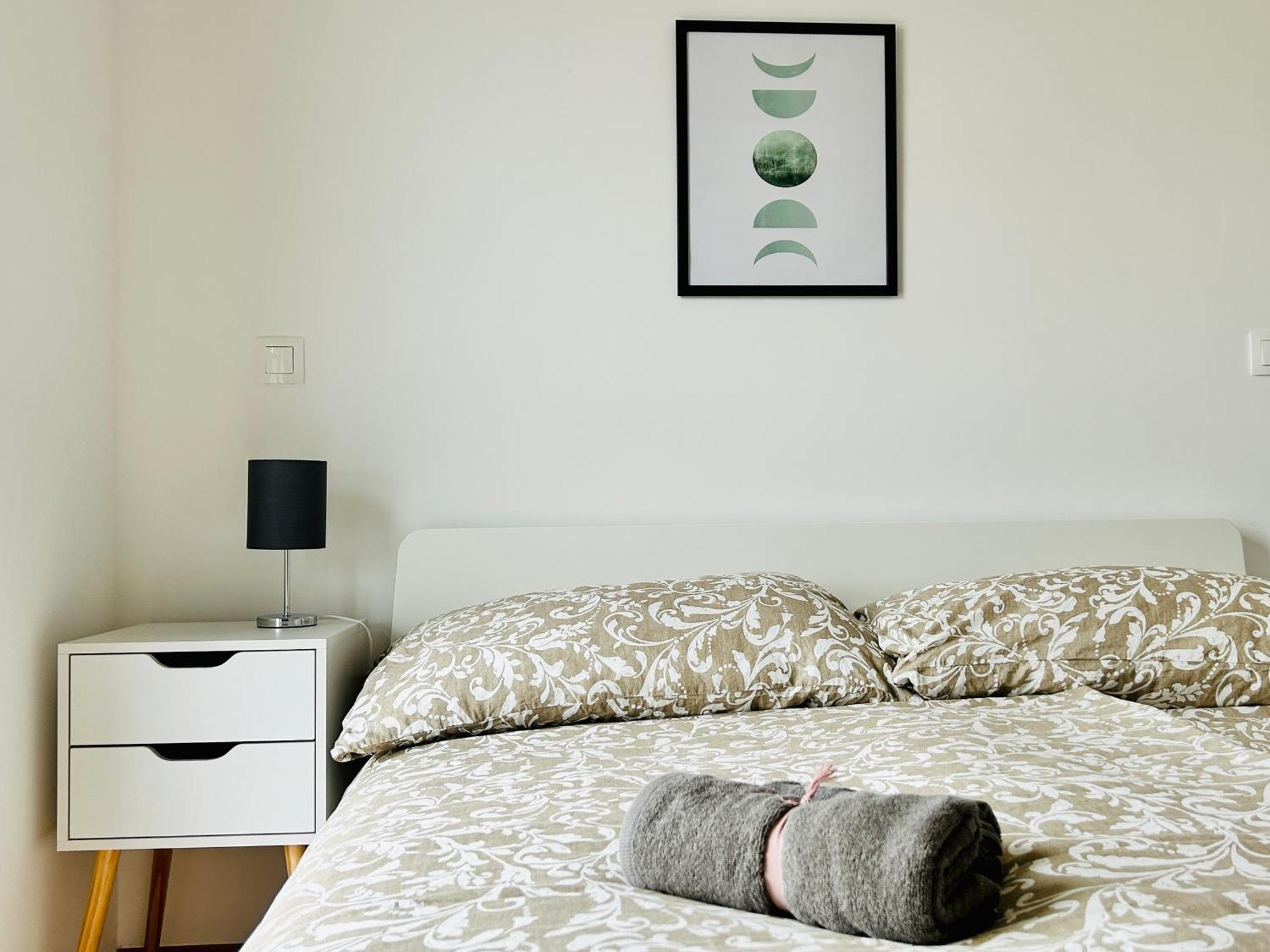 Modern With Balcony & Free Parking - Nearby Metro