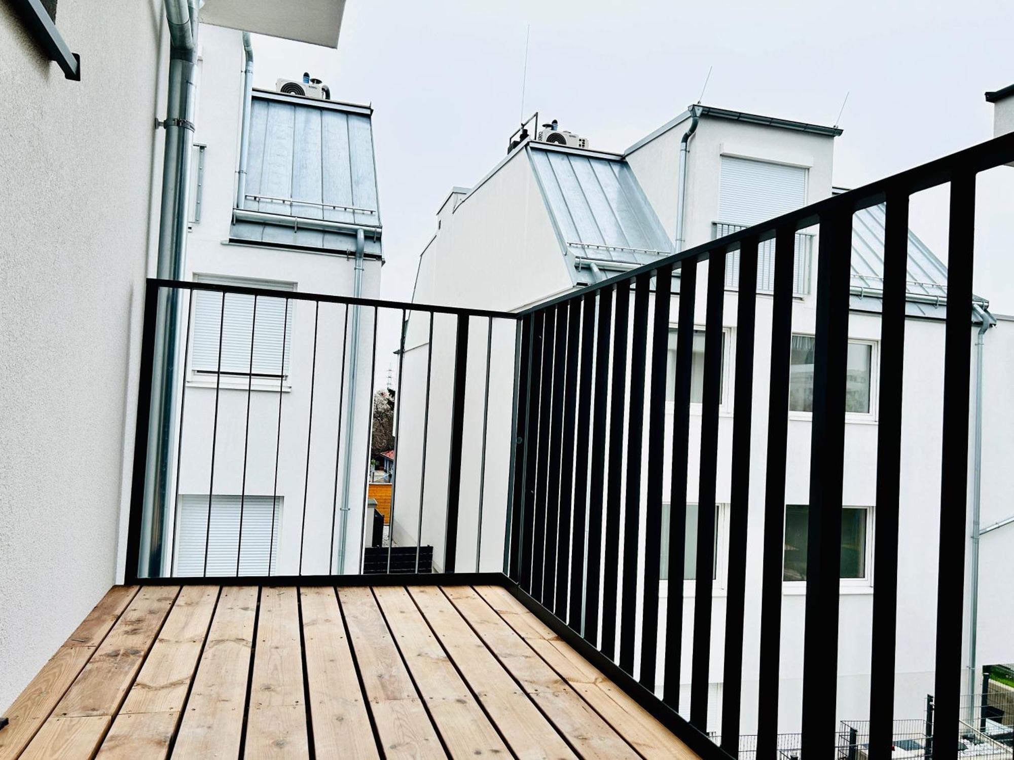 Modern With Balcony & Free Parking - Nearby Metro *
