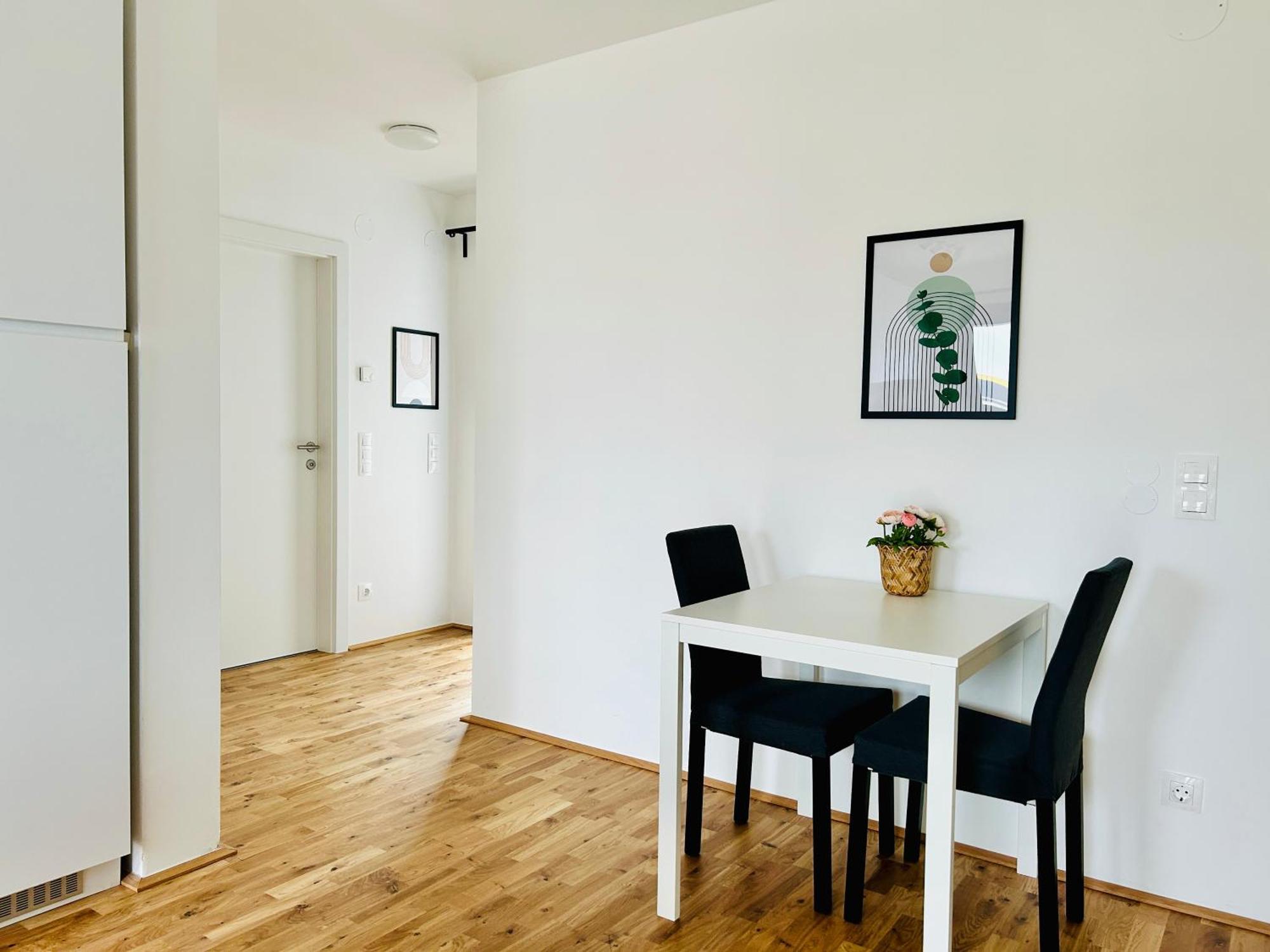 Modern With Balcony & Free Parking - Nearby Metro Apartment *