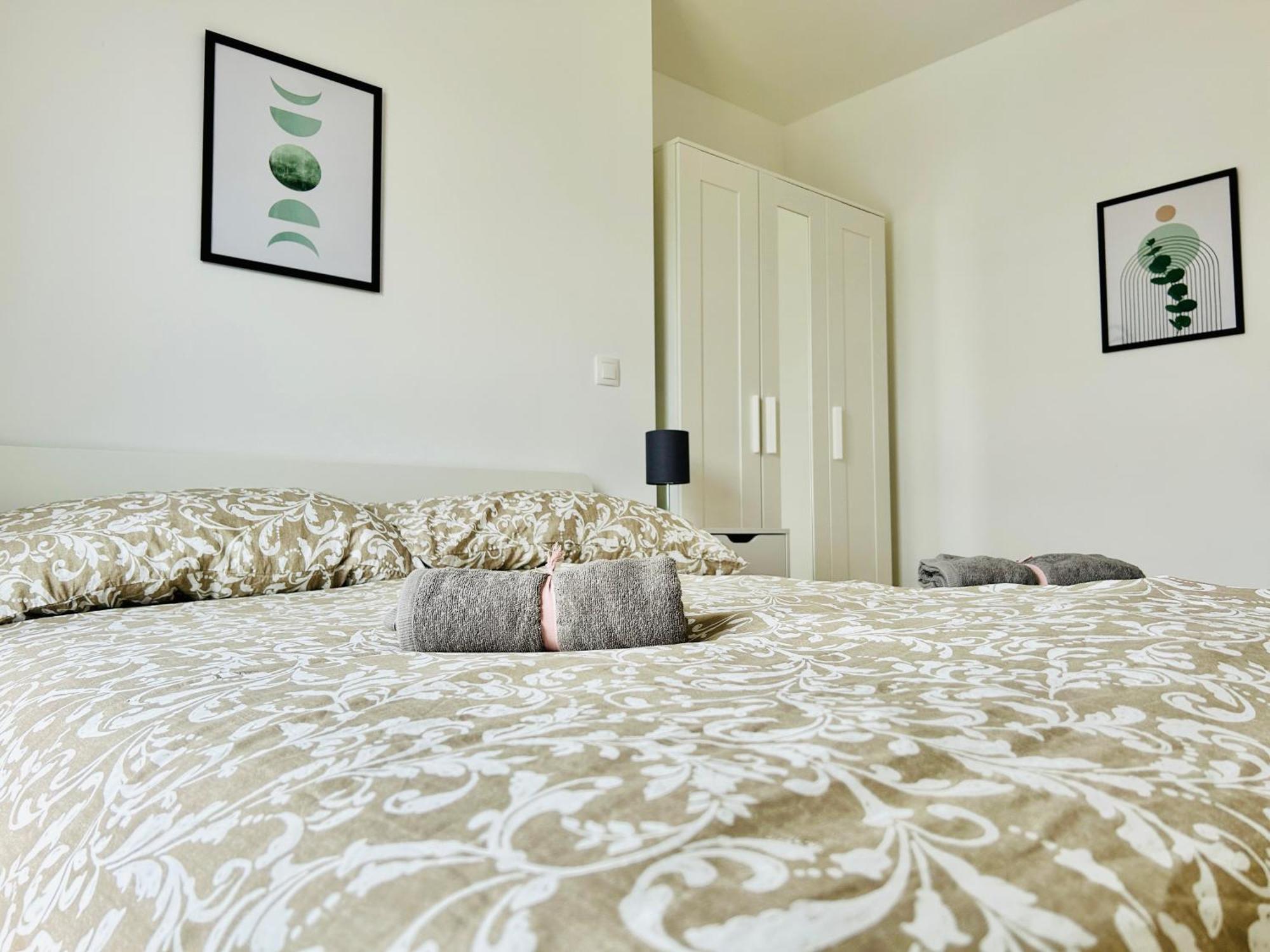 Apartment Modern With Balcony & Free Parking - Nearby Metro *