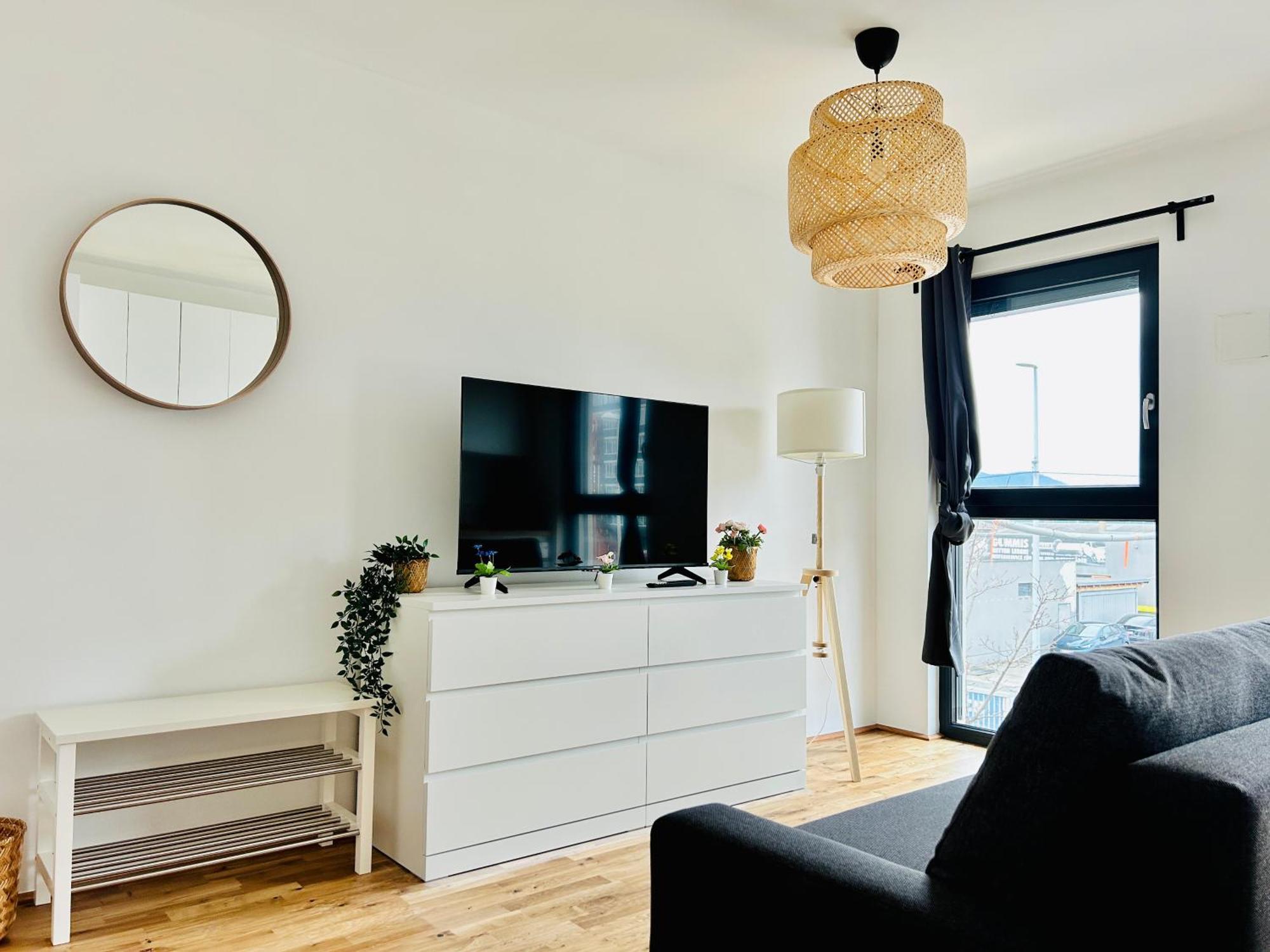 Modern With Balcony & Free Parking - Nearby Metro Vienna