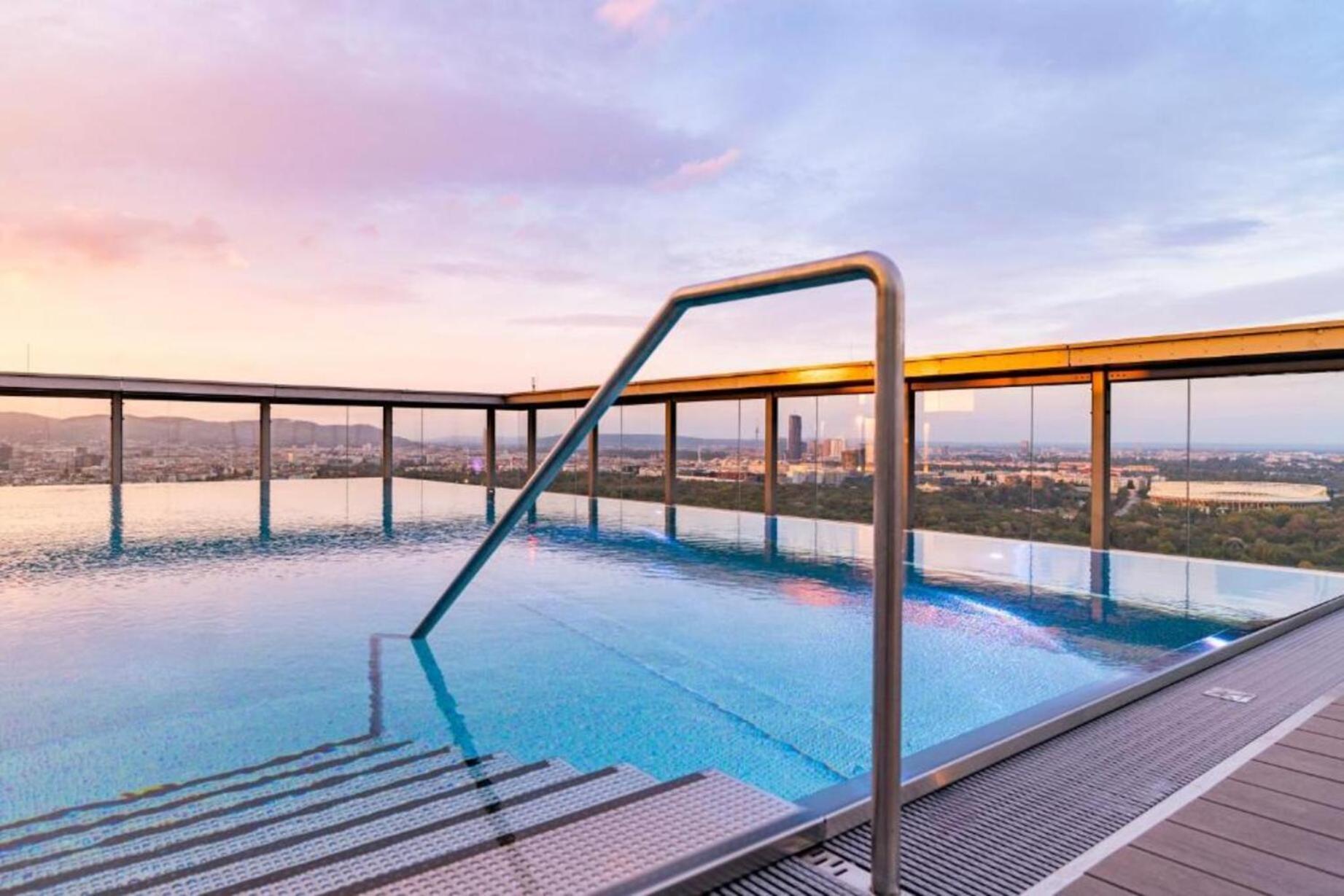 Panorama Sky I Rooftop Pool I Metro Station *
