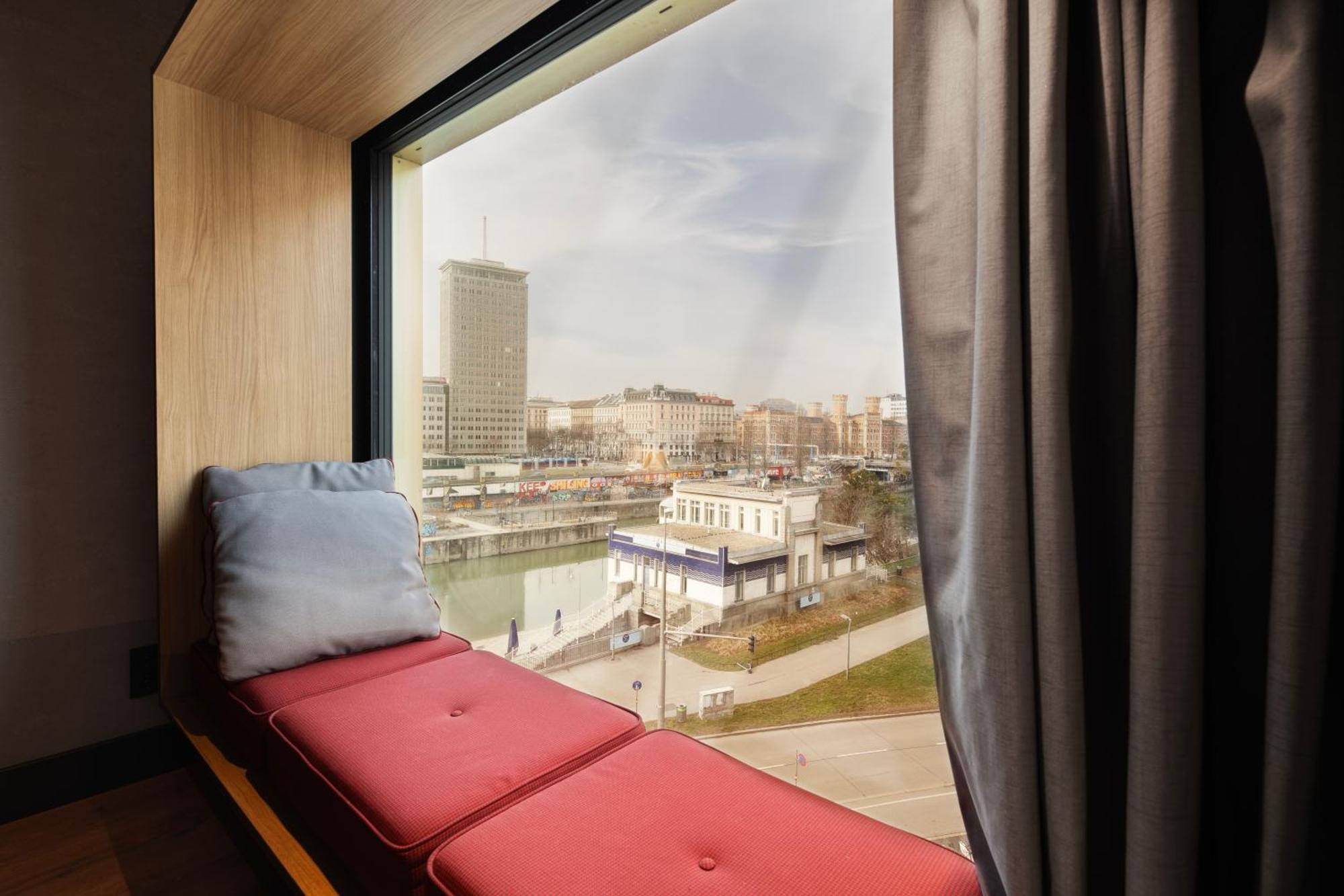 Radisson Red Hotel, Hotel
