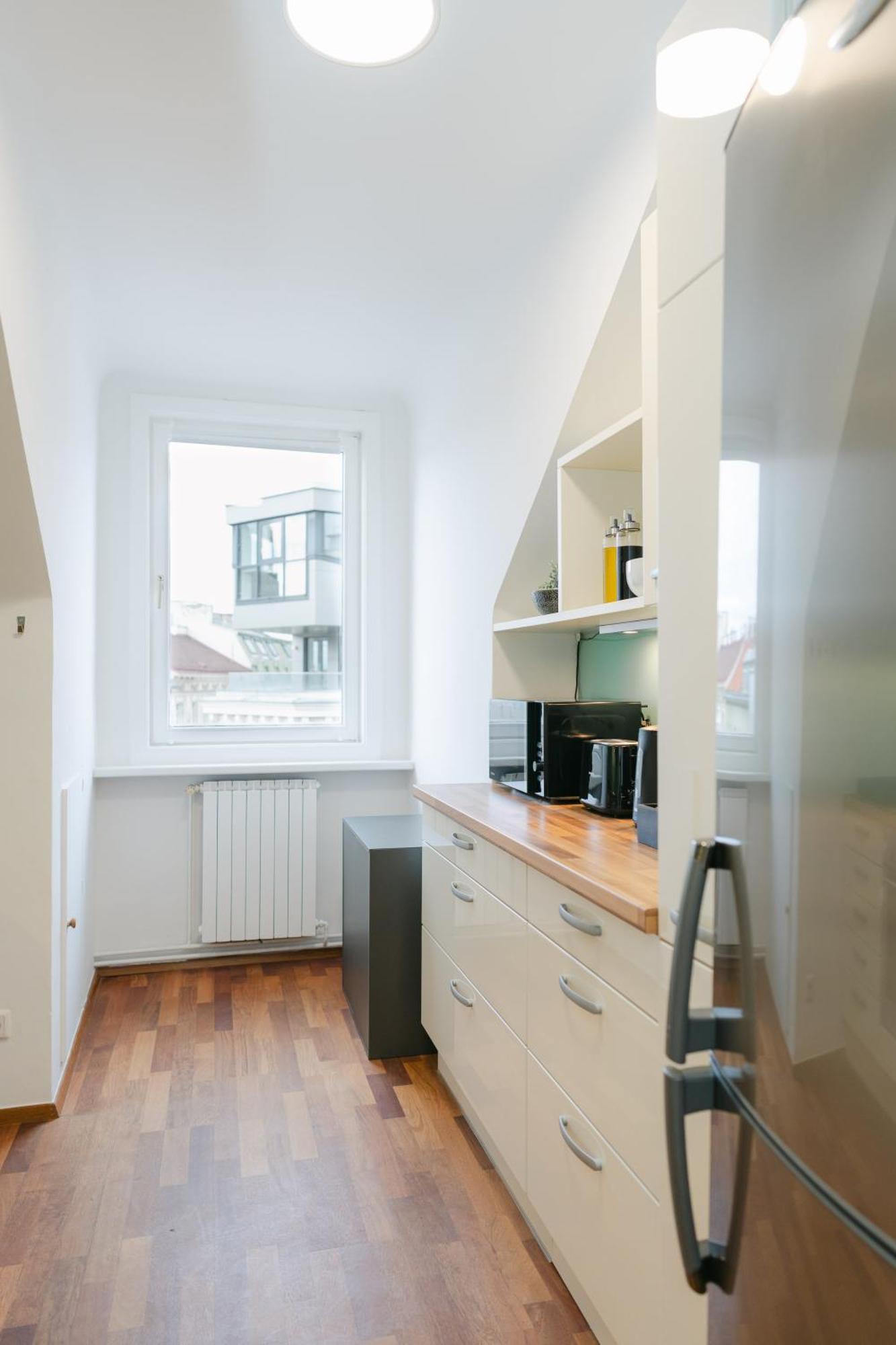 Comfy For 4-6, 5 Min To Center, No Lift Currently Apartment *
