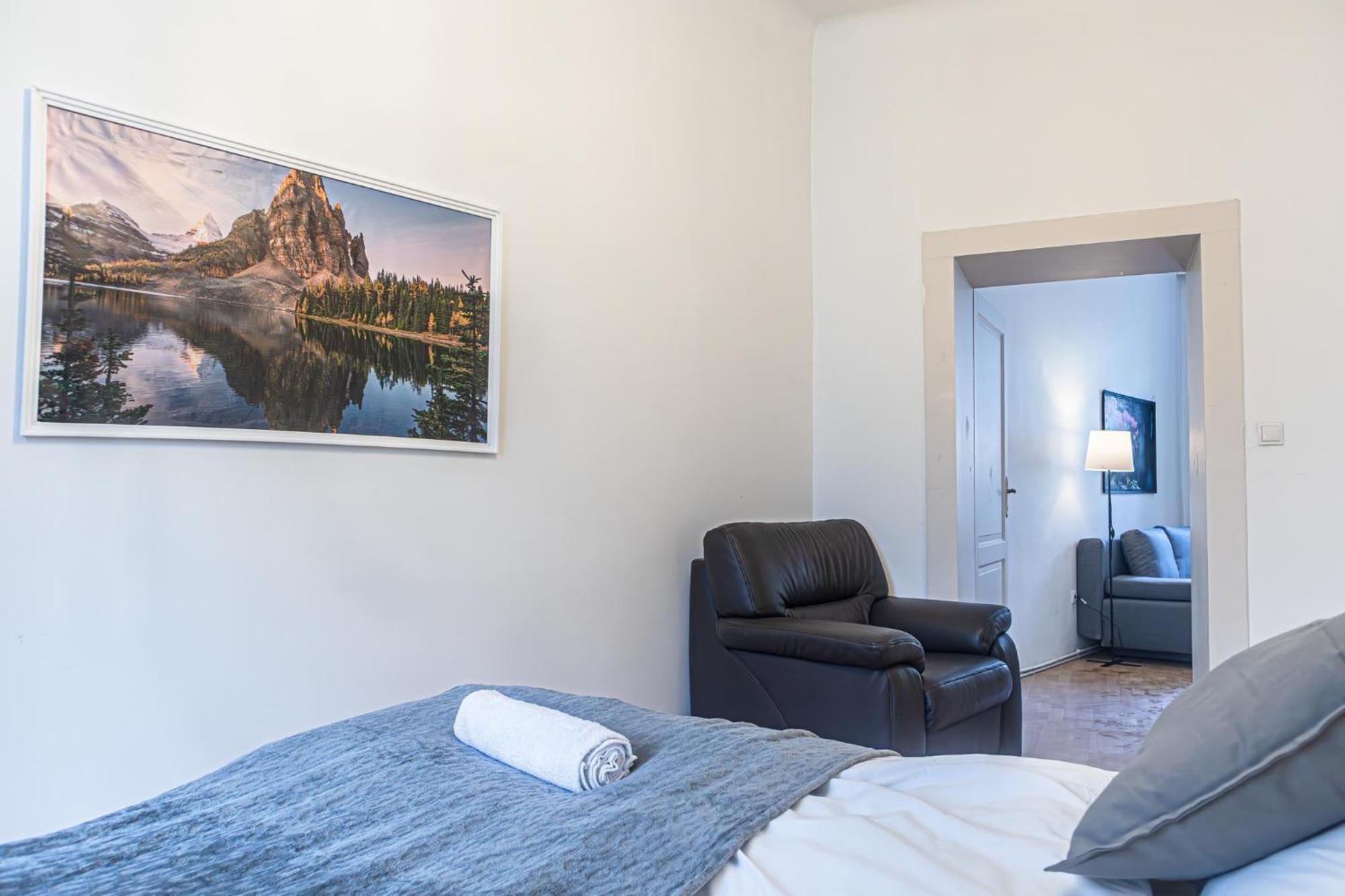 Pleasant 2br Apt- Near Train Station Hetzendorf Apartment *