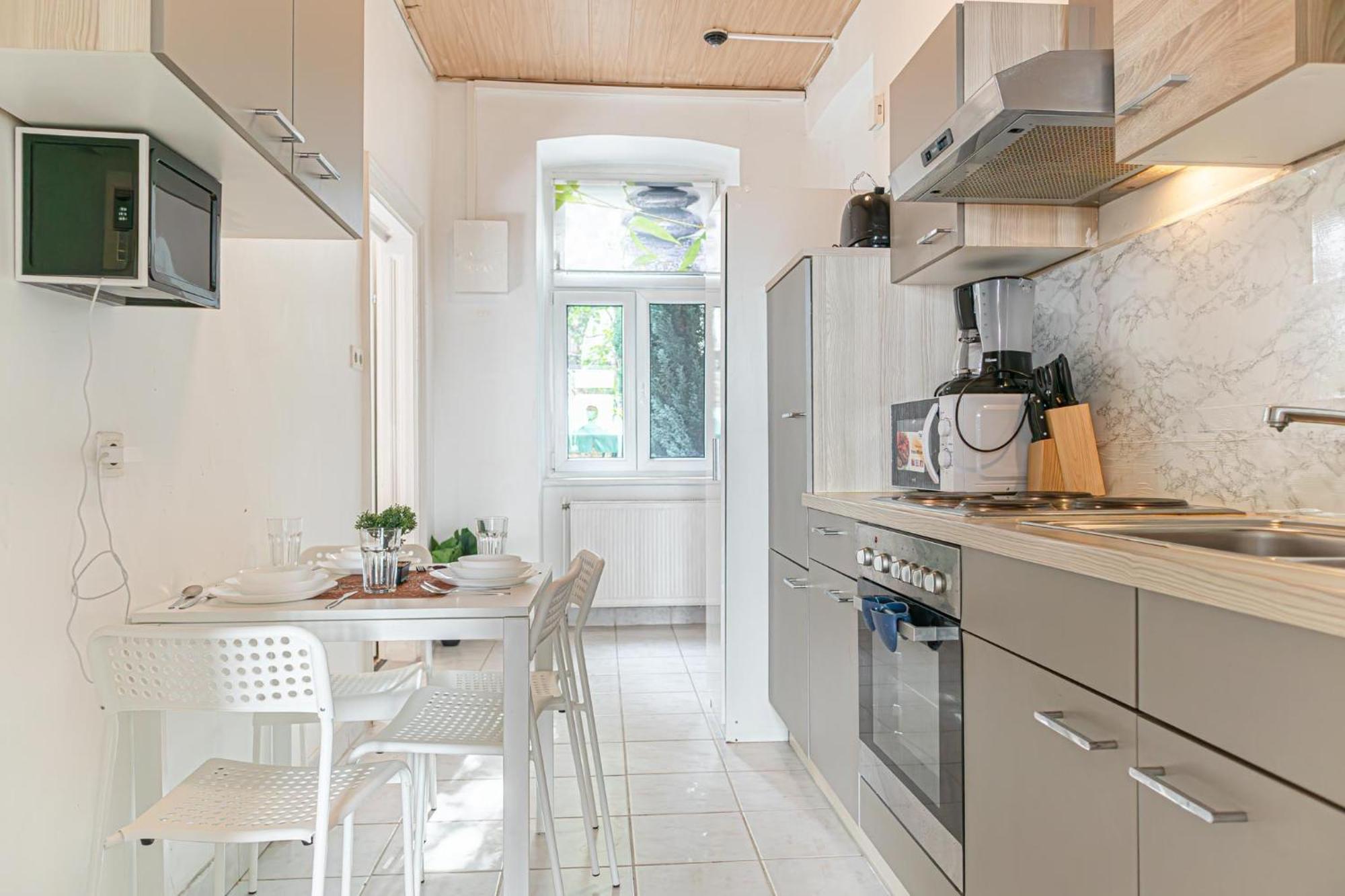 Friendly 2br Apt-near U6 Station Am Schoepfwerk *