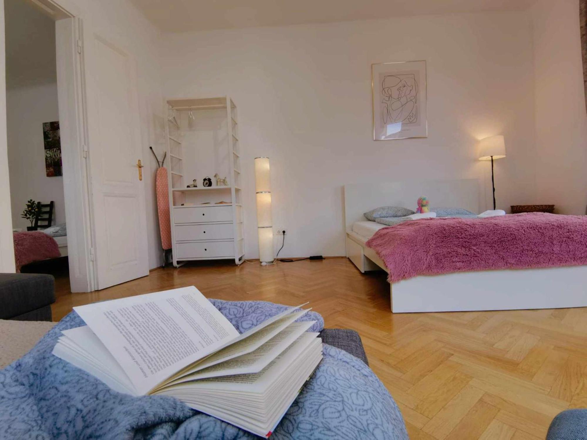 And Round 3 Minutes To Shopping Center And Schoenbrunn Palace Apartment *