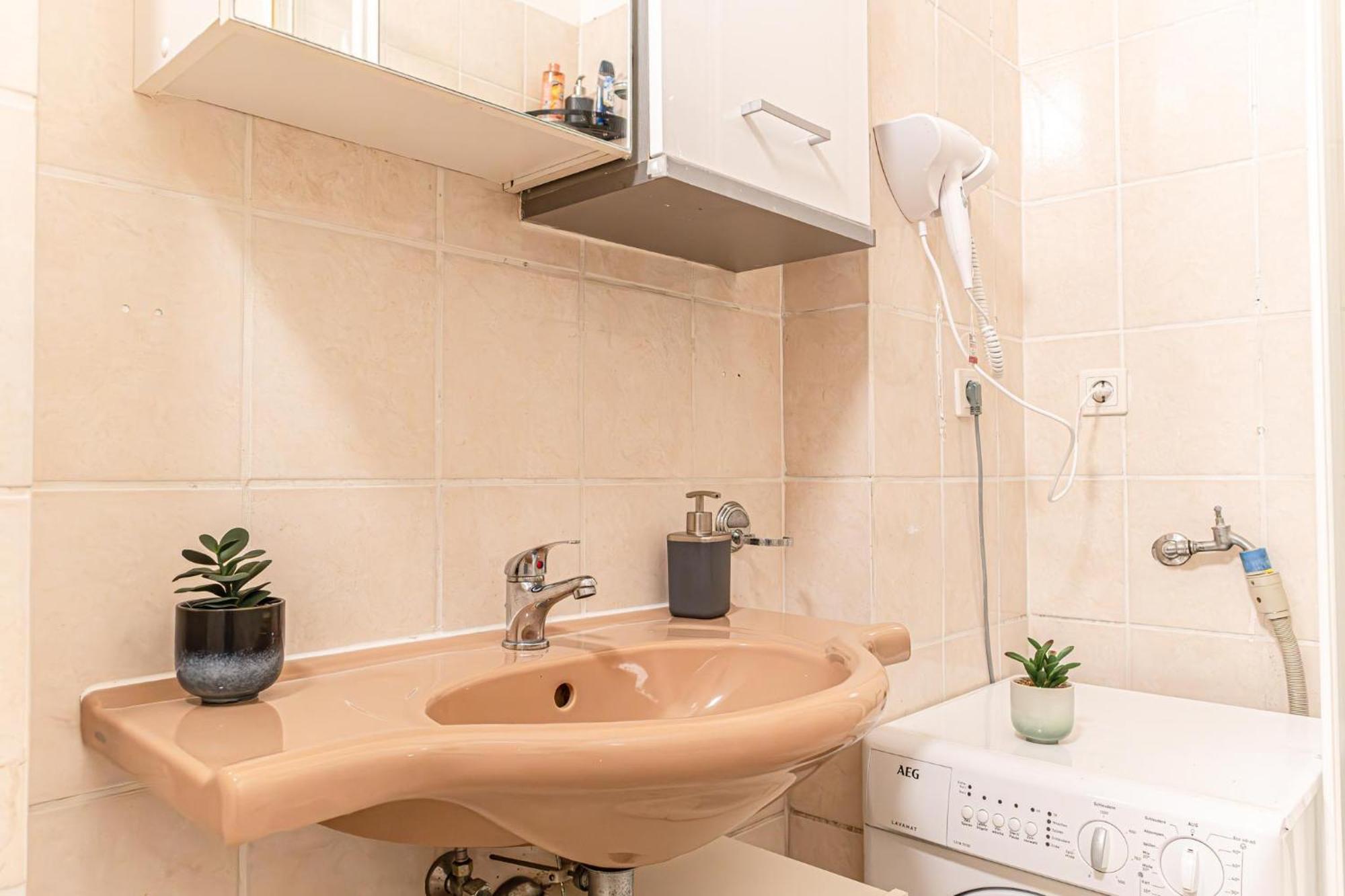 Friendly 2br Apt-near U6 Station Am Schoepfwerk *