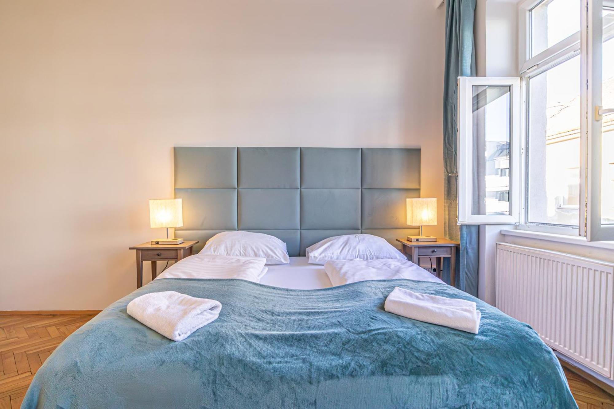 Chic: Spacious 2 Bedroom Hideaway With Local Flair