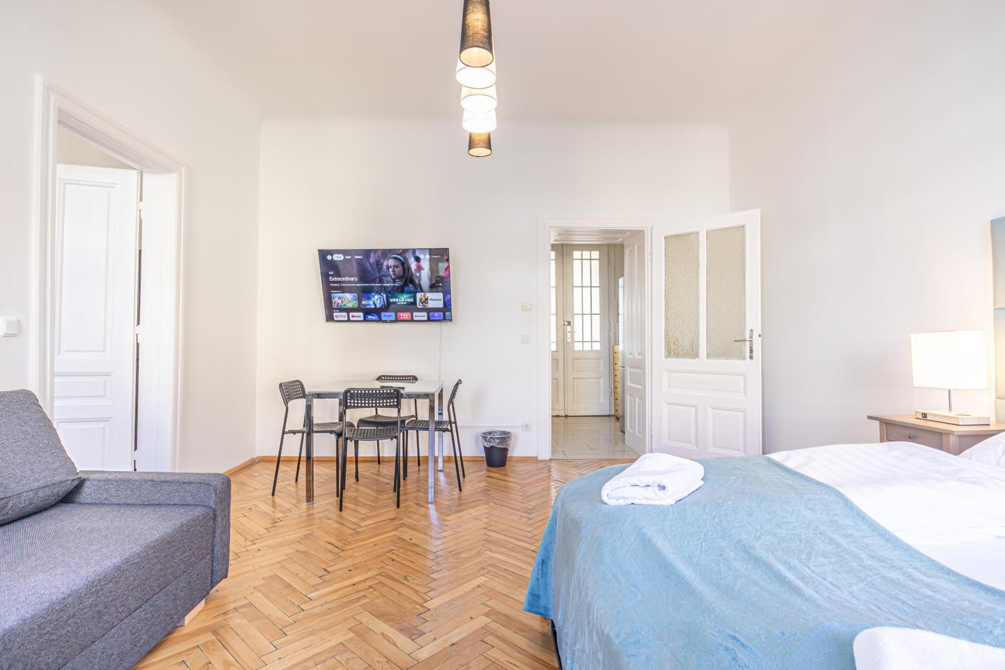 Chic: Spacious 2 Bedroom Hideaway With Local Flair