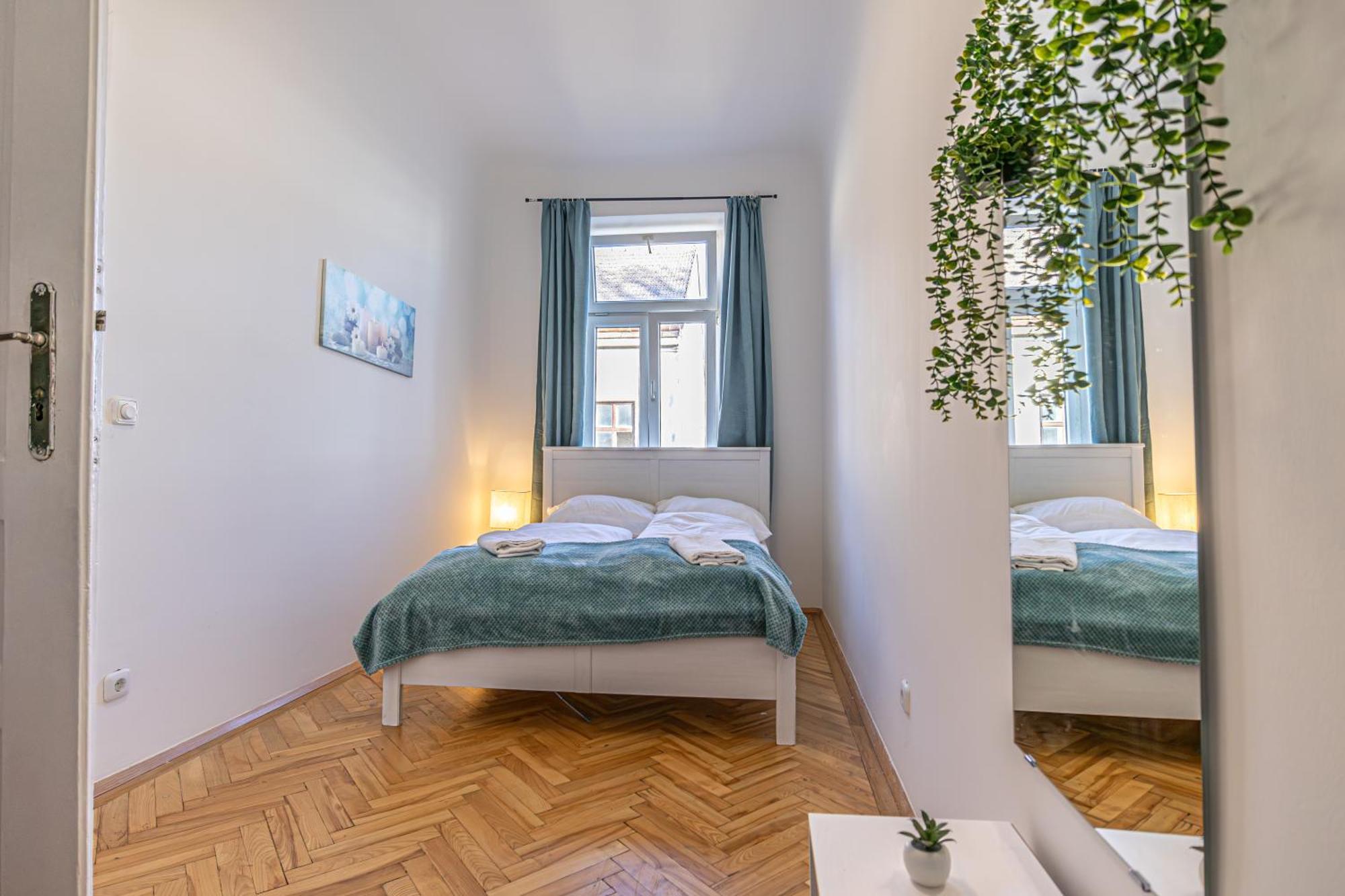 Apartment Chic: Spacious 2 Bedroom Hideaway With Local Flair