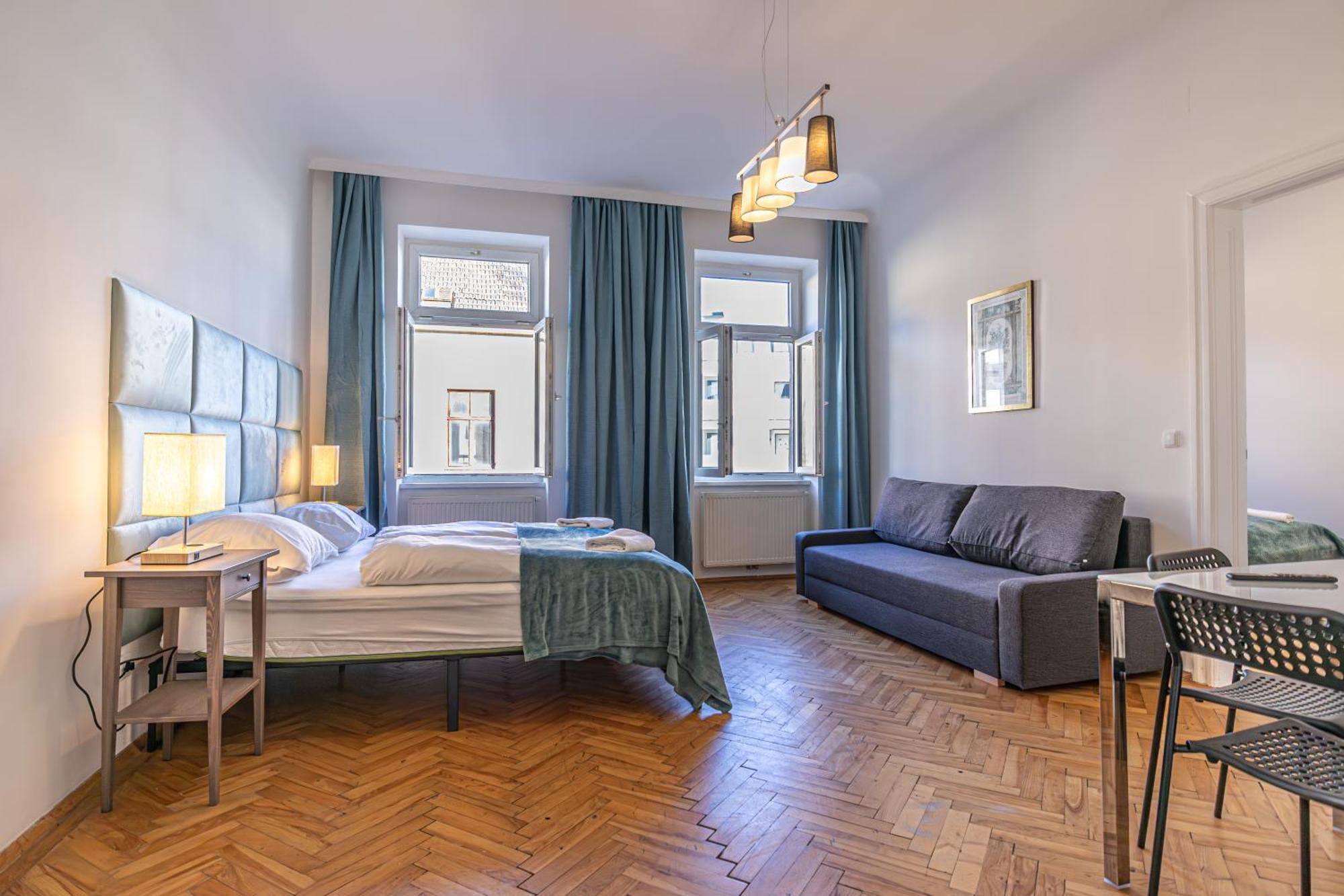 Chic: Spacious 2 Bedroom Hideaway With Local Flair Apartment